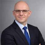 Boris Milo IT Manager Porträt im Anzug mit blauer Krawatte