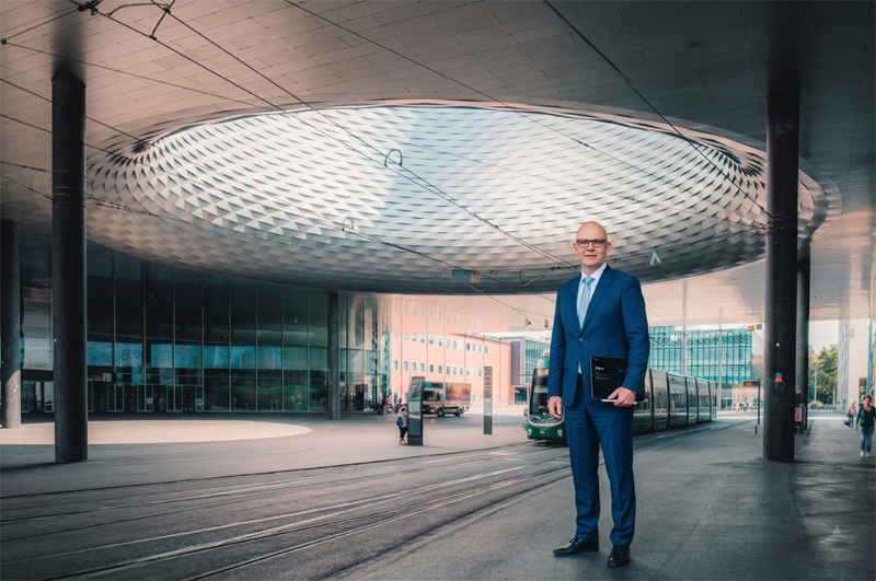 Boris Milo in Basel - Messeplatz - im Anzug und Ipad