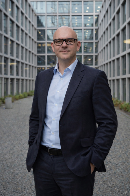 Business Foto von Boris Milo vor HCLTech Zürich Schweiz